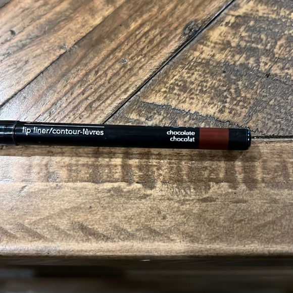 New assortment of lip and eye liners. - Picture 10 of 15